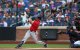 El jugador de los Atlanta Braves, Drake Baldwin (30), batea un sencillo durante la primera entrada del partido de béisbol contra los New York Mets en el Citi Field de Corona, Nueva York, el 14 de agosto de 2025.