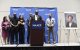 La abogada Liza Park (izquierda), Elmore Wonsley y su esposa Christine Wonsley, padres de Nolan Xavier Wells, y el presidente de la NAACP, Derrick Johnson, observan mientras el abogado especializado en derechos civiles y daños personales Ben Crump interviene durante una rueda de prensa celebrada en el marco de la 117.ª Convención Nacional de la NAACP en el McCormick Place de Chicago, Illinois, el 22 de julio de 2026. Crump dio a conocer las conclusiones preliminares de una autopsia independiente realizada por encargo de la familia Wells. Wells, un estudiante universitario de Misisipi de 18 años, fue hallado muerto tras una excursión en barco con amigos el 4 de julio.