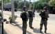 Soldados del Ejército colombiano montan guardia en una carretera tras una operación militar contra un grupo armado vinculado al narcotráfico