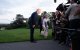 El presidente Trump conversando con los medios de comunicación en los jardines de la Casa Blanca.