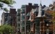 Edificios históricos de ladrillo bordean una calle en el barrio de Back Bay en Boston