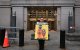 Un manifestante sostiene un cartel con una ilustración del derrocado presidente venezolano Nicolás Maduro y su esposa Cilia Flores, frente al tribunal federal donde tienen lugar las audiencias previas al juicio.