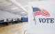 Personas acuden a votar en el segundo día de votación anticipada, antes de las elecciones de mitad de mandato, en Illinois.