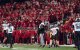 El entrenador jefe de Oregón, Dan Lanning, celebra con su equipo mientras los Oregon Ducks sentencian el partido con una intercepción en los últimos compases del cuarto cuarto contra los Wisconsin Badgers en el estadio Camp Randall de Madison, Wisconsin, el 16 de noviembre de 2024.