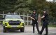 Agentes de policía armados montan guardia en un control de carretera situado en una de las entradas de la base de la RAF Fairford, en Fairford, al suroeste de Inglaterra, el 27 de septiembre de 2026, mientras la policía antiterrorista del Reino Unido investiga un incidente ocurrido cerca de la base, en la localidad de Whelford. El 27 de septiembre, la policía británica declaró un incidente grave y evacuó a los vecinos que vivían cerca de una base utilizada por la Fuerza Aérea de los Estados Unidos tras detener a varios hombres como sospechosos de delitos relacionados con explosivos.
