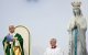 El papa León XIV (izquierda), flanqueado por el arzobispo italiano y maestro de las celebraciones litúrgicas pontificias Diego Ravelli, celebra, junto a la estatua de la Virgen María coronada, también conocida como «Nuestra Señora de Lourdes», la Santa Misa en la pradera del Santuario de Nuestra Señora de Lourdes, en el suroeste de Francia, el 27 de septiembre de 2026, en el tercer día de su visita a Francia.