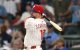 Kyle Schwarber, de los Filis de Filadelfia de la Liga Nacional, batea un jonrón durante la prórroga del Partido de las Estrellas de la MLB, celebrado en el Truist Park de Atlanta, Georgia, el 15 de julio de 2025.