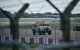 Un vehículo blindado (C) patrulla el interior de la base de la RAF en Fairford, al suroeste de Inglaterra, el 28 de septiembre de 2026, un día después de que la policía antiterrorista británica investigara un incidente «grave» cerca de la base. Agentes armados detuvieron a un grupo de cinco hombres en las primeras horas de la madrugada tras recibir una llamada a los servicios de emergencia sobre tres «vehículos sospechosos que parecían dirigirse hacia la base aérea», según informó la Policía Metropolitana de Londres en un comunicado.