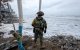 Un soldado del Ejército mexicano en la costa durante la emergencia provocada por el huracán Polo