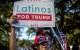 Un hombre sostiene un cartel de "Latinos por Trump" en una protesta tras la victoria de Joe Biden en las elecciones presidenciales de 2020, en Austin, Texas, el 7 de noviembre de 2020.