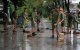 Reclutas cubanos barren una calle de La Habana en 2008 tras el paso del devastador huracán Ike