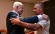 El primer ministro israelí, Benjamin Netanyahu, da la bienvenida a Yaniv Hayun, uno de los pasajeros israelíes que ayudó a reducir al presunto atacante a bordo del vuelo FZ1073 de flydubai, en el Aeropuerto Internacional Ben-Gurión, el 30 de septiembre de 2026.