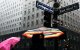 Varias personas caminan bajo la lluvia cerca de la terminal Grand Central en Nueva York
