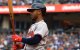 Ozzie Albies, el número 1 de los Atlanta Braves, espera su turno al bate durante la novena entrada de un partido de béisbol contra los New York Mets en el Citi Field de Corona, Nueva York, el 11 de mayo de 2024. (Foto de Gordon Donovan/NurPhoto) (Foto de Gordon Donovan / NurPhoto vía AFP)