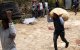 La gente huye de la zona tras la violencia nocturna en la que más de veinte personas fueron asesinadas por bandas armadas