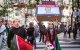 Manifestantes con una pancarta y un cartel durante una manifestación en apoyo a Palestina en París
