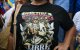 Una mujer luce una camiseta con la imagen del derrocado presidente venezolano Nicolás Maduro y la inscripción "Venezuela libre" durante un mitin de la líder opositora María Corina Machado.