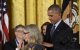 (ARCHIVO) El presidente Barack Obama, entrega a la matemática e informática Margaret Hamilton la Medalla Presidencial de la Libertad, la más alta distinción civil del país, durante una ceremonia en honor a 21 galardonados, celebrada en el Salón Este de la Casa Blanca, en Washington, D. C., el 22 de noviembre de 2016. Hamilton, que dirigió el desarrollo del sistema informático utilizado por el programa lunar Apolo de la NASA, ha fallecido a los 90 años, según anunció el 7 de octubre de 2026 el Instituto Tecnológico de Massachusetts (MIT), donde trabajó durante casi veinte años.