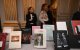Ejemplares de libros de la autora canadiense Anne Carson se exhiben en la Academia Sueca en Estocolmo, Suecia