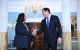 El secretario de Estado estadounidense, Marco Rubio, estrecha la mano de la líder de la oposición venezolana, Dinorah Figuera