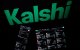 Esta fotografía muestra unas pantallas instaladas que exhiben el logotipo y la página de inicio de Kalshi