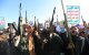 Partidarios de las autoridades hutíes exhiben sus armas durante una protesta contra la intervención saudí en Yemen