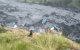 Esta captura de pantalla, tomada de un vídeo de AFPTV grabado el 11 de octubre de 2026, muestra cómo las aguas de la riada destruyen edificios a lo largo del río Budhi Gandaki, tras una riada repentina provocada por un deslizamiento de tierra en terreno seco, en Sallari Chumnubri, en el distrito de Gorkha (Nepal), el 11 de octubre de 2026. Las riadas repentinas se extienden a lo largo del río Budhi Gandaki, en Nepal, destruyendo edificios y arrasando la zona circundante con aguas fangosas.
Más de 1.400 personas fallecieron y más de 5.000 siguen desaparecidas tras la catastrófica inundación que azotó Nepal el 26 de agosto, provocada por un derrumbe de una montaña y un glaciar en la frontera entre China y Nepal.