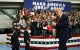 Donald Trump aplaude mientras abandona el escenario tras intervenir en un mitin de campaña en Alaska