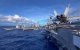 El portaaviones de la clase Nimitz USS Theodore Roosevelt (CVN 71) lleva a cabo una operación de reabastecimiento en el mar con el buque de reabastecimiento de la flota de la clase Henry J. Kaiser USNS Guadalupe (T-AO 200), en el centro, y el crucero lanzamisiles de la clase Ticonderoga USS Chosin (CG 65) en el océano Pacífico, durante el ejercicio «Rim of the Pacific 2026», el 12 de julio de 2026. Treinta países, 30 buques, cinco submarinos, 15 fuerzas terrestres nacionales, más de 190 aeronaves y más de 30 000 efectivos participan en el RIMPAC en las islas de Hawái y sus alrededores, del 24 de junio al 31 de julio. El RIMPAC, el mayor ejercicio marítimo internacional del mundo, ofrece una oportunidad de entrenamiento única, al tiempo que fomenta y mantiene las relaciones de cooperación entre los participantes, fundamentales para garantizar la seguridad de las rutas marítimas y la seguridad en los océanos del mundo. El RIMPAC 2026 es el trigésimo ejercicio de la serie que comenzó en 1