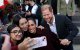 El príncipe Harry, duque de Sussex, y su esposa Meghan, saludan a los asistentes a su salida tras su visita al Community Recording Studio