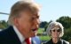Susie Wiles (derecha), observa mientras el presidente de Estados Unidos, Donald Trump