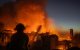 Un bombero lucha contra el incendio Norte Fire mientras este arrasa una casa en San Juan Capistrano, California