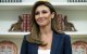 Alina Habba observa durante una ceremonia de toma de posesión para el cargo de fiscal federal para Nueva Jersey,