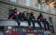 Manifestantes se sientan en el tejado de un baño público en París