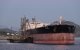 El petrolero AL AGAILA descarga crudo en la terminal de HELLENiQ Energy en Pachi, cerca de Atenas, Grecia (Archivo)