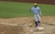 William Contreras, número 24 de los Milwaukee Brewers, lanza al aire su bate mientras celebra haber bateado un jonrón de tres carreras durante la décima entrada contra los Athletics en el Las Vegas Ballpark de Las Vegas, Nevada, el 8 de junio de 2026. Este partido supone el primer encuentro de la temporada regular de la Major League Baseball que se disputa en Las Vegas desde 1996; está previsto que los Athletics se trasladen a un nuevo estadio situado en el Strip de Las Vegas en 2028.