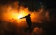 Un manifestante avanza entre el humo durante una protesta en Marsella, Francia, el 24 de octubre de 2026. Las autoridades desplegaron alrededor de 70 000 efectivos de seguridad en toda Francia ante la reanudación de las protestas por el coste de la vida, después de que los disturbios de la semana anterior provocaran daños en edificios públicos, el saqueo de cientos de tiendas y la detención de unas 2 700 personas.