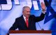 El primer ministro de Israel, Benjamin Netanyahu, hace gestos a sus seguidores durante el mitin de la noche electoral