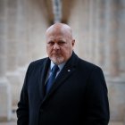 Imagen de archivo del fiscal de la Corte Penal Internacional Karim Khan posa durante una entrevista con AFP en la Cour d'Honneur del Palais Royal de París el 7 de febrero de 2024.