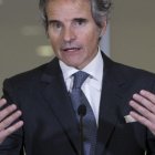 El director general de la Agencia Internacional de Energía Atómica (OIEA), Rafael Mariano Grossi, se dirige a los medios de comunicación en el Aeropuerto Internacional de Viena