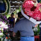 Un hombre lleva rosas antes del Día de San Valentín en el Mercado de Flores de Ciudad de Guatemala el 12 de febrero de 2024.