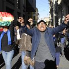 Manifestantes salen a la calle en apoyo al Gobierno de Luis Arce después del golpe de Estado de Zúñiga en La Paz, Bolivia.
