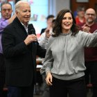 Gretchen Whitmer y Joe Biden