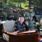 Kim Jong Un, con varios oficiales del Ejército norcoreano.