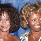 Whitney Houston y Cissy Houston, en 1990