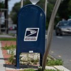 Elecciones Presidenciales 2024: Un buzón del Servicio Postal de Estados Unidos (USPS) frente a una oficina de correos en Washington, DC,