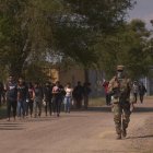 Un oficial de la Guardia Nacional de Texas guia a un grupo de inmigrantes hacia la Patrulla Fronteriza de Estados Unidos