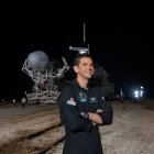 Jared Isaacman posando antes de emprender un vuelo privado para SpaceX.