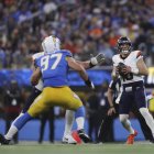 El quarterback de los Denver Broncos BO NIX (10) busca lanzar el balón durante un partido de fútbol americano de la NFL entre los Denver Broncos y Los Angeles Chargers en el SoFi Stadium de Inglewood, California.