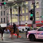 La policía acordona la intersección de Canal Street y Bourbon Street tras un ataque el 1 de enero de 2025 en Nueva Orleans